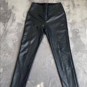 Slimming black leather pants